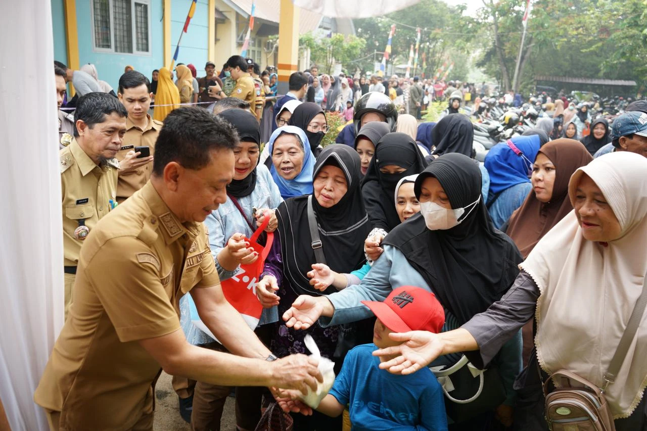 Warga Serbu Pasar Murah di Kantor Camat Tenggara